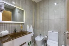 Modernes und geräumiges Badezimmer.